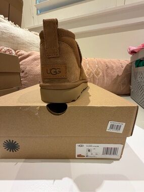 NIB UGG Women’s Classic Ultra Mini Boots Chestnut – Size 6